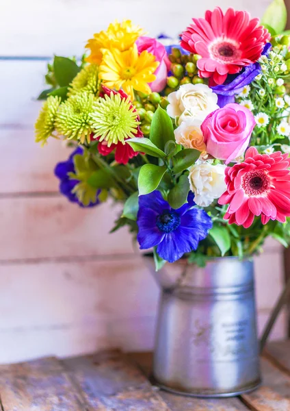 Colorido ramo de flores de primavera en jarrón vintage sobre fondo rústico de madera —  Fotos de Stock