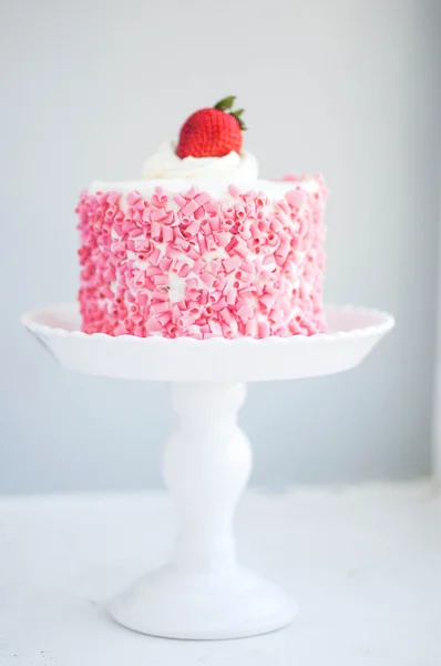 木製の背景に白いクリームとイチゴのケーキ — ストック写真