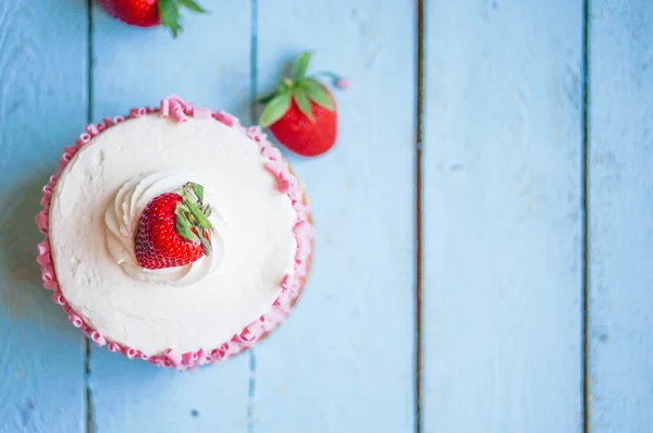 Strawberry cake with white cream on wooden background — Stock Photo, Image