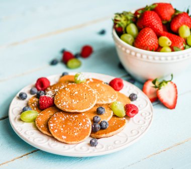 ahşap zemin üzerinde meyveleri ile Pancakes