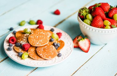 ahşap zemin üzerinde meyveleri ile Pancakes