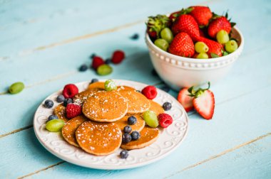ahşap zemin üzerinde meyveleri ile Pancakes