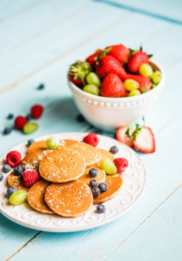 ahşap zemin üzerinde meyveleri ile Pancakes