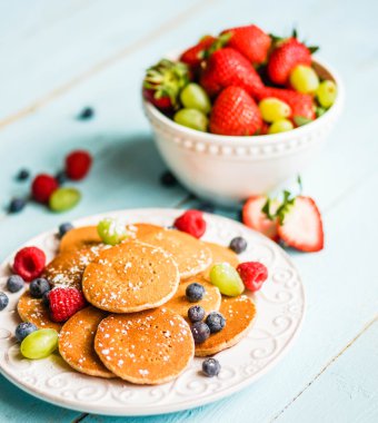 ahşap zemin üzerinde meyveleri ile Pancakes