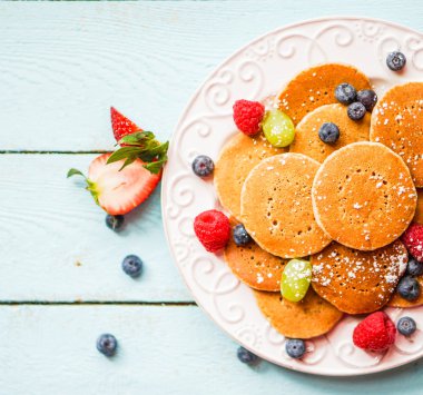 ahşap zemin üzerinde meyveleri ile Pancakes