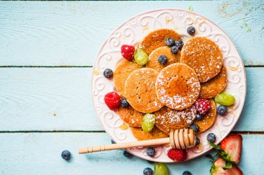 ahşap zemin üzerinde meyveleri ile Pancakes
