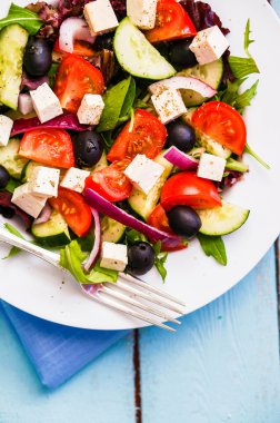 Ahşap arka planda Yunan salatası