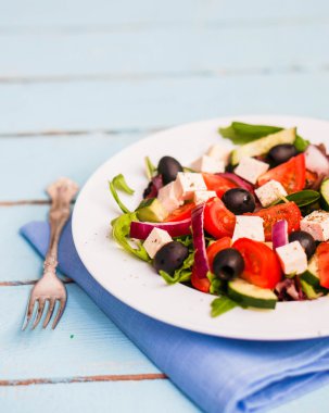 Ahşap arka planda Yunan salatası