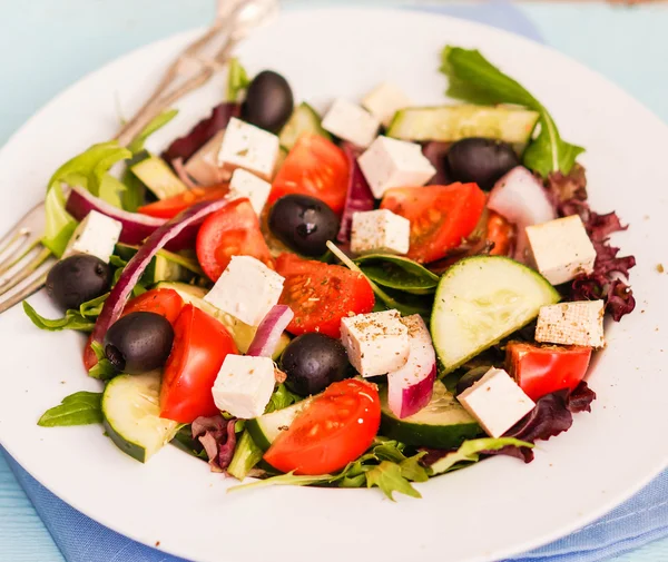 Griechischer Salat auf Holzgrund — Stockfoto