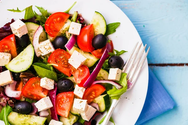 Griechischer Salat auf Holzgrund — Stockfoto