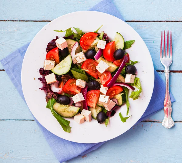 Griechischer Salat auf Holzgrund — Stockfoto