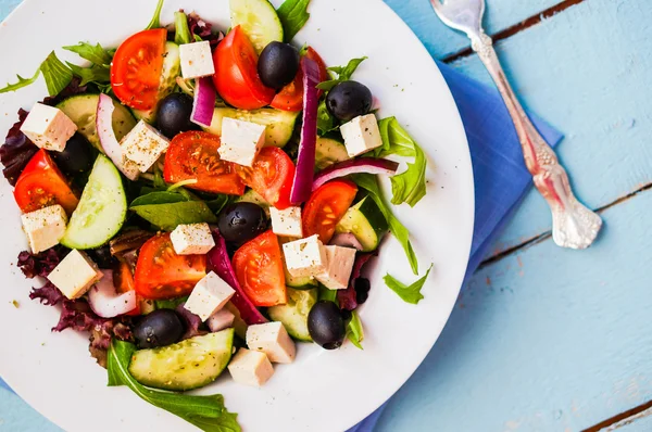 Ahşap arka planda Yunan salatası — Stok fotoğraf