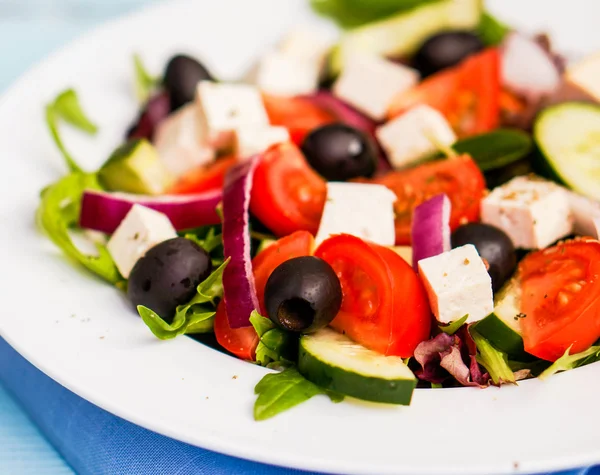 Salada grega em fundo de madeira — Fotografia de Stock