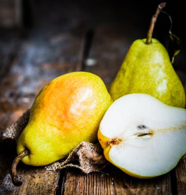 rustik ahşap zemin üzerine armut