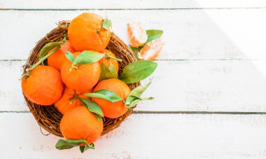 sepeti ahşap zemin üzerine mandalina