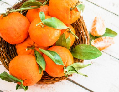 sepeti ahşap zemin üzerine mandalina