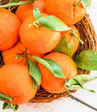 sepeti ahşap zemin üzerine mandalina