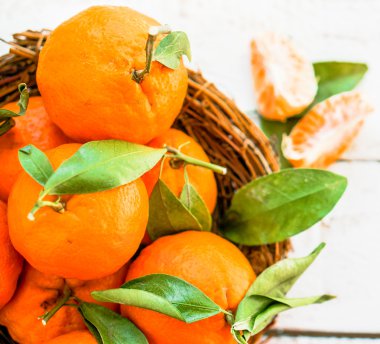 sepeti ahşap zemin üzerine mandalina