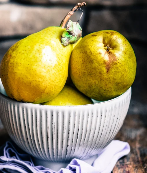 Pere su fondo rustico in legno — Foto Stock