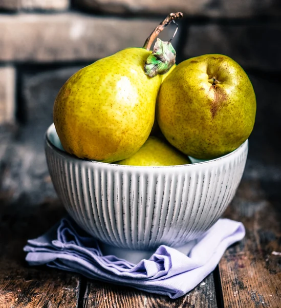 Pere su fondo rustico in legno — Foto Stock