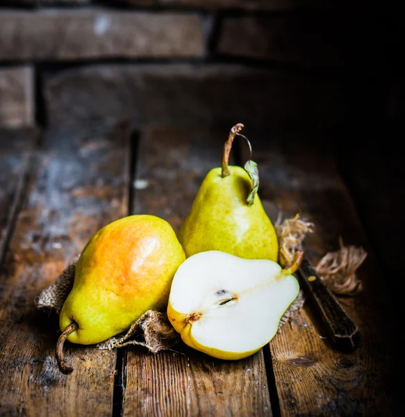 Pere su fondo rustico in legno — Foto Stock