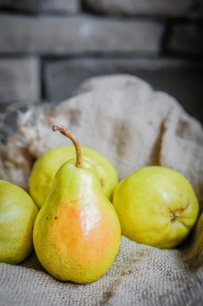 Pere su fondo rustico in legno — Foto Stock