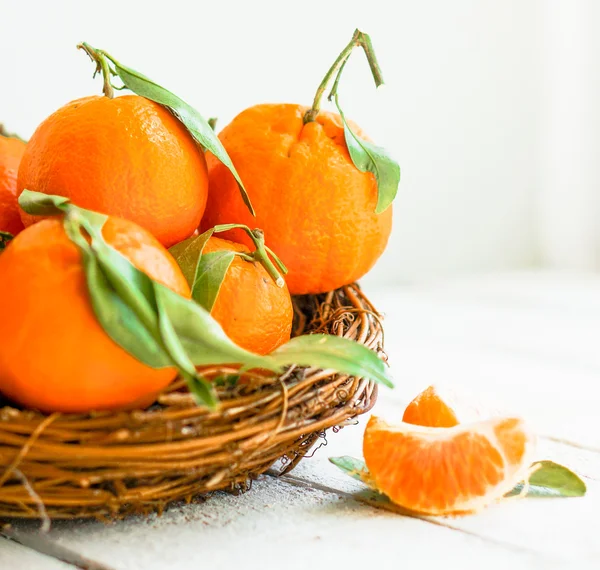 Tangerines dans le panier sur fond en bois — Photo