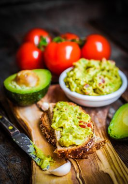 guacamaole ekmek ve rustik ahşap zemin üzerinde avokado