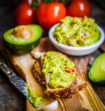 guacamaole ekmek ve rustik ahşap zemin üzerinde avokado