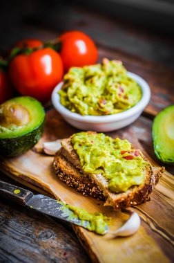 guacamaole ekmek ve rustik ahşap zemin üzerinde avokado