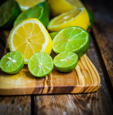 limon ve limes rustik ahşap zemin üzerinde