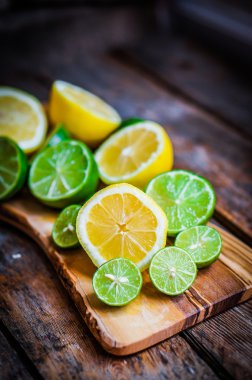 limon ve limes rustik ahşap zemin üzerinde