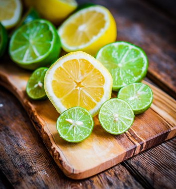 limon ve limes rustik ahşap zemin üzerinde