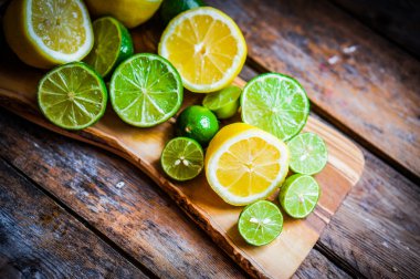 limon ve limes rustik ahşap zemin üzerinde