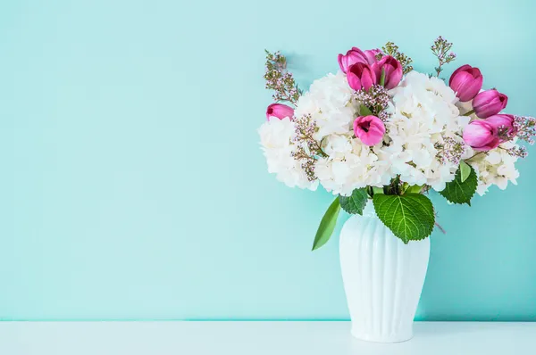 Bouquet primavera su sfondo blu — Foto Stock