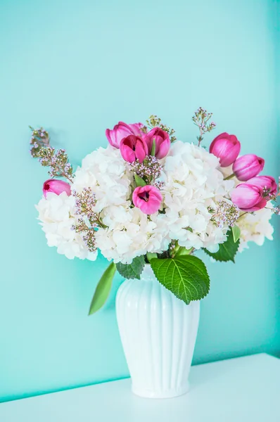 Bouquet primavera su sfondo blu — Foto Stock