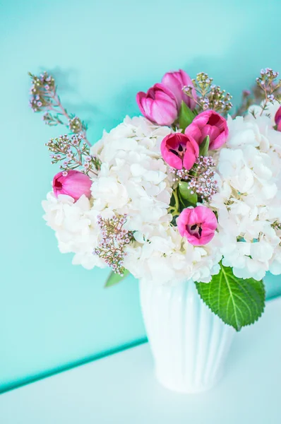 Bouquet primavera su sfondo blu — Foto Stock