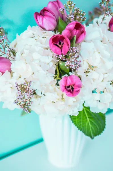 Lente boeket op blauwe achtergrond — Stockfoto