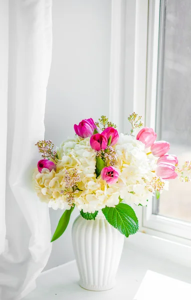 Bouquet di primavera vicino alla finestra — Foto Stock