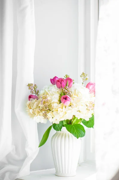 Bouquet de printemps près de la fenêtre — Photo