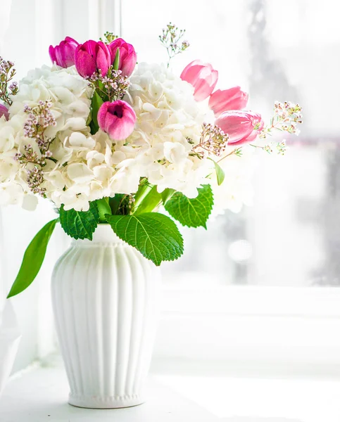 Bouquet de printemps près de la fenêtre — Photo