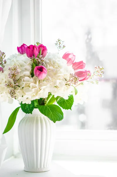 Bouquet di primavera vicino alla finestra — Foto Stock