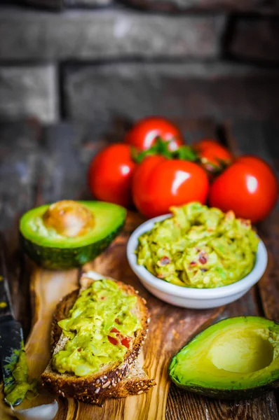 Guacamaole з хлібом і авокадо на сільському дерев'яними тлі — стокове фото