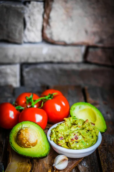 Guacamaole met brood en avocado op rustieke houten achtergrond — Stockfoto