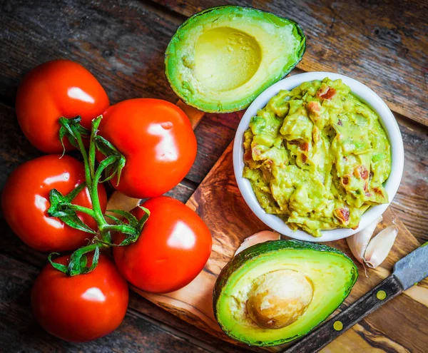 Guacamaole met brood en avocado op rustieke houten achtergrond — Stockfoto