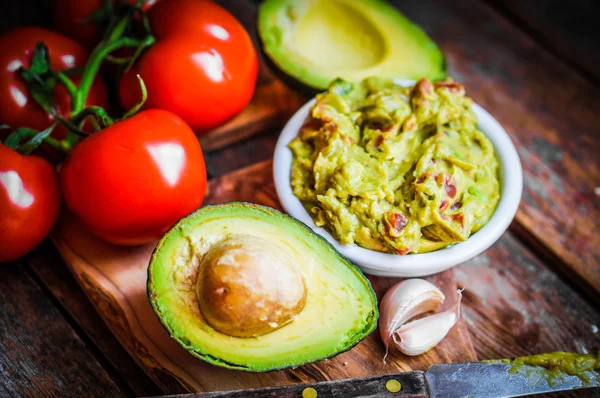 Guacamaole com pão e abacate sobre fundo de madeira rústica — Fotografia de Stock