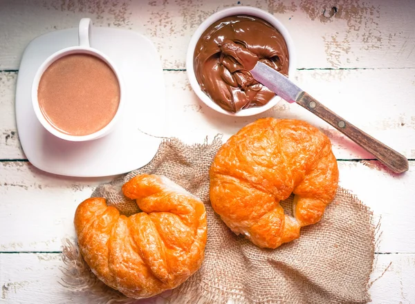 Croissants frescos assados com creme de chocolate e cacau quente — Fotografia de Stock