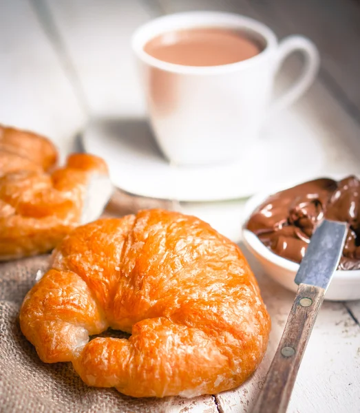 Färska bakat croissanter med choklad grädde och varm kakao — Stockfoto