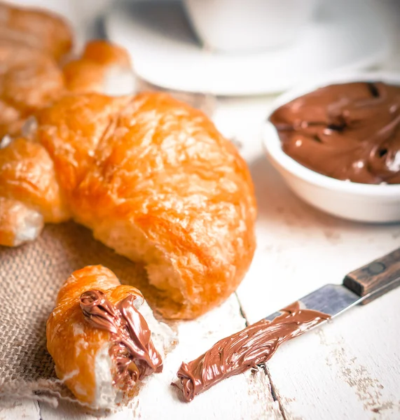 Färska bakat croissanter med choklad grädde och varm kakao — Stockfoto