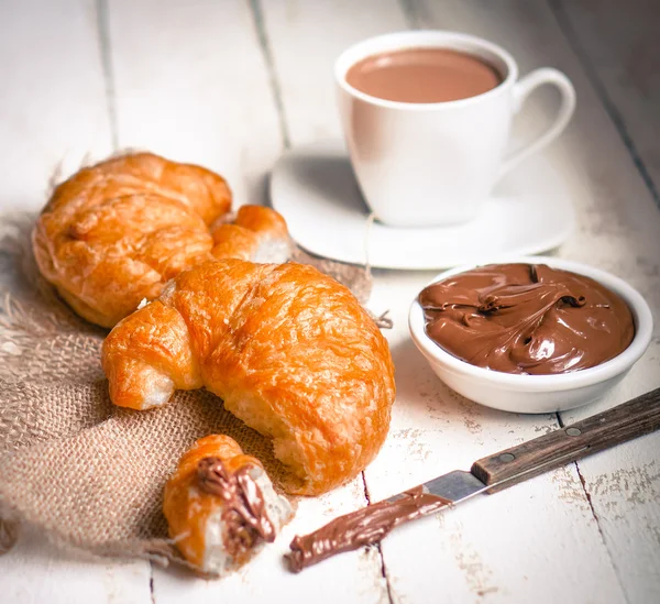 Färska bakat croissanter med choklad grädde och varm kakao — Stockfoto